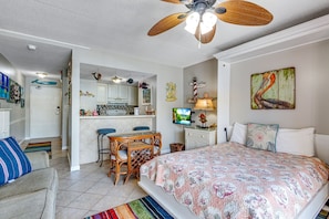 Free WiFi, bed sheets, wheelchair access - Cozy Gulf-Side Studio Sugar Beach 235 (Orange Beach)