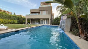 Unclassified image, 2 of 52, button - 6-bedroom villa with pool & garden in palm hills-new cairo (Cairo Governorate)