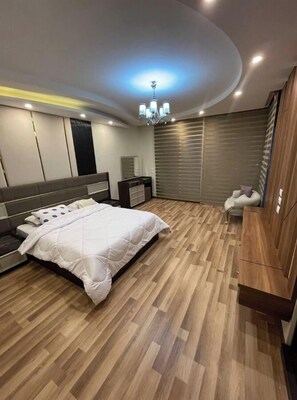 6 bedrooms, WiFi, bed sheets