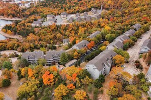 An aerial view of a residential area with houses and a body of water. - 3-BR with lake views on Indian Point close to Silver Dollar City  (Branson)