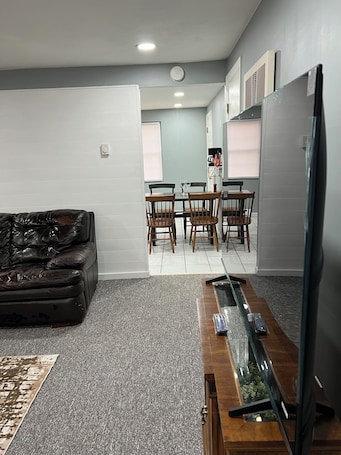 Interior. Tranquil 2-bedroom apartment with WiFi in Ledyard