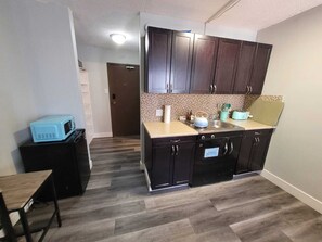 Private kitchen - Pumpkins After Dark Cityview-Studio w/BathTub + W/D (Calgary)