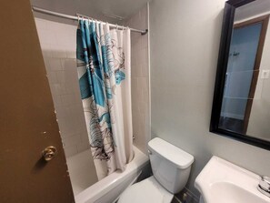 Hair dryer, towels, soap, toilet paper - Pumpkins After Dark Cityview-Studio w/BathTub + W/D (Calgary)