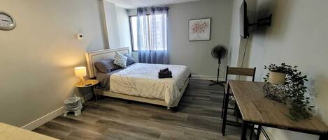 1 habitación, tabla de planchar con plancha, wifi y ropa de cama