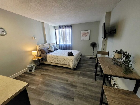 1 bedroom, iron/ironing board, WiFi, bed sheets - Pumpkins After Dark Cityview-Studio w/BathTub + W/D (Calgary)