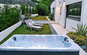 Outdoor spa tub