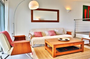 TV, table tennis - Beachfront Breeze Condo (Philipsburg)
