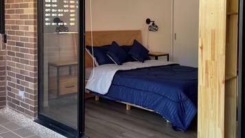 1 habitación, caja de seguridad en la habitación y escritorio