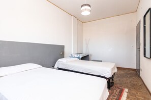 3 habitaciones, tabla de planchar con plancha, wifi y ropa de cama 