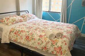 1 bedroom, iron/ironing board, bed sheets - Skyline-Nest 5m to Stephen Ave +BathTub -W/D (Calgary)