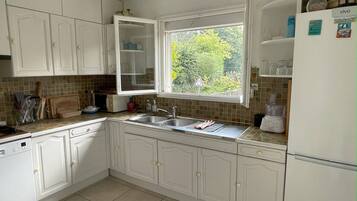 Réfrigérateur, micro-ondes, lave-vaisselle, grille-pain