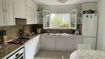 Réfrigérateur, micro-ondes, lave-vaisselle, grille-pain