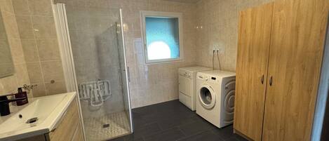 Dutxa, assecador de cabells, tovalloles i xampú