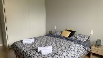 2 Schlafzimmer, Schreibtisch, Bügeleisen/Bügelbrett, Reisekinderbett