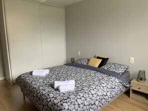 2 habitaciones, escritorio y tabla de planchar con plancha