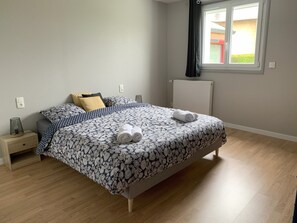 2 室のベッドルーム、デスク、アイロン / アイロン台、旅行用ベビーベッド