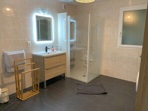 Shower, hair dryer, towels, shampoo