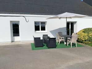 Outdoor dining - Maison Ty'Bell-At the gateway to the Gulf of Morbihan  (Moustoir-Ac)