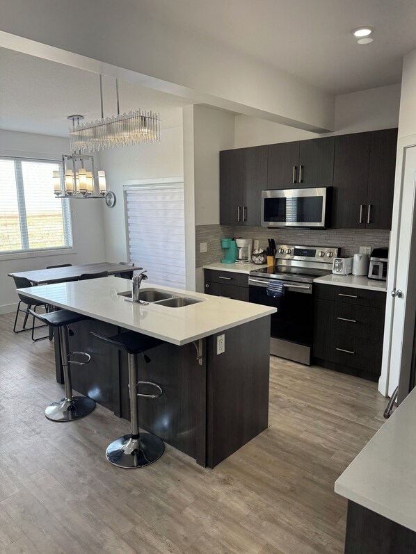 Private kitchen - Spacious 3 bedroom house with front attached garage (Regina)