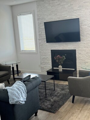 Living area - Spacious 3 bedroom house with front attached garage (Regina)