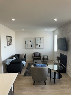 Living area - Spacious 3 bedroom house with front attached garage (Regina)