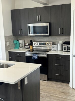Private kitchen - Spacious 3 bedroom house with front attached garage (Regina)