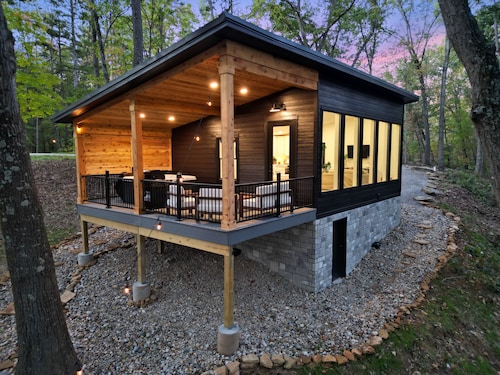 Thompson Oasis | Hocking Hills, Romantic Cabin