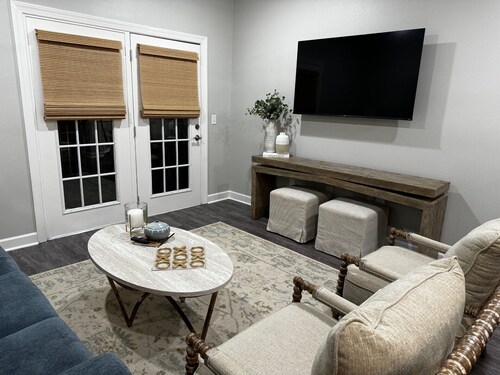 Newly renovated 2 bedroom 2 bathroom  condo in Oxford with WiFi