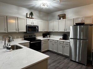 Refrigerador, microondas, horno, placa de cocina