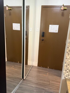 Interior - Sunrise-Nest 5m to River-Trails w/BathTub + W/D (Calgary)