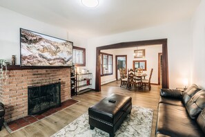 Smart TV, fireplace