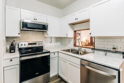 Stay in Comfort, Explore with Ease – Your Ideal Minneapolis Getaway!