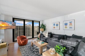 Smart TV, books, stereo, offices - Stylish Front Corner Beachfront Resort | 5⭐️ Local Host | Balcony | Views (Marco Island)