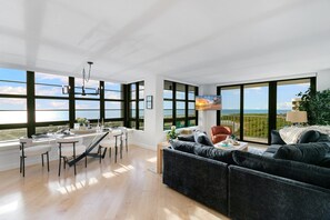 Smart TV, books, stereo, offices - Stylish Front Corner Beachfront Resort | 5⭐️ Local Host | Balcony | Views (Marco Island)