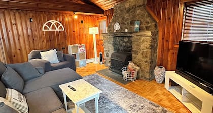 BillyMoeâs Bungalow, A low key 3 Bedroom house with lake view.
