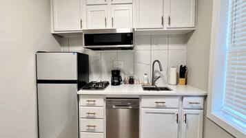 Microondas, parrilla de estufa y lavavajillas