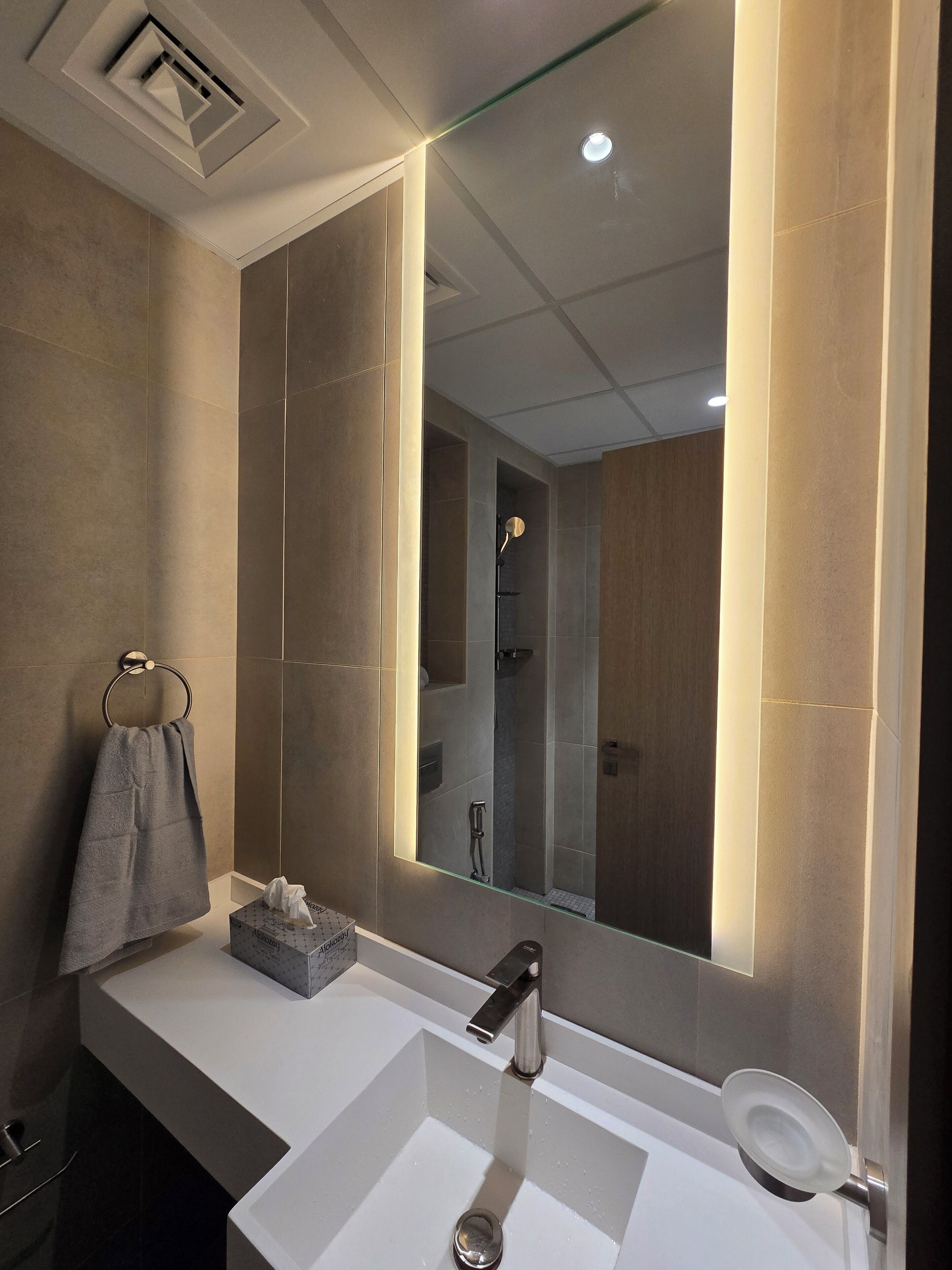 Dortoir Partagé, dortoir mixte | Salle de bain | Douche, douche à « effet pluie », articles de toilette gratuits, bidet