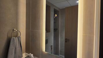 Dortoir Partagé, dortoir mixte | Salle de bain | Douche, douche à « effet pluie », articles de toilette gratuits, bidet