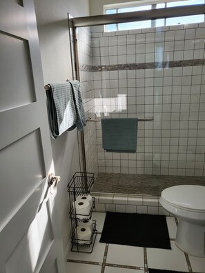Douche, sèche-cheveux, serviettes fournies, savon
