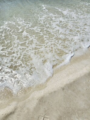 Una playa cerca, sillas reclinables de playa