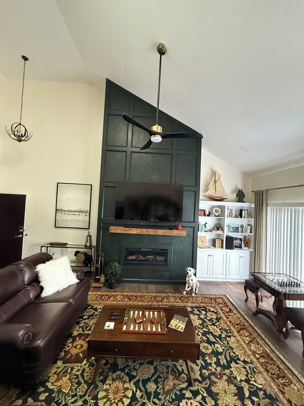 Smart TV, fireplace