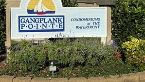 Naamplaatje voor appartementencomplex Gangplank Pointe aan het water.