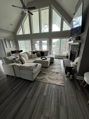 Smart-TV, Kamin, Stereoanlage