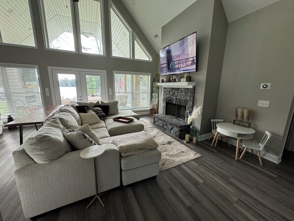 Smart-TV, Kamin, Stereoanlage