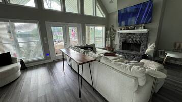 Smart TV, fireplace, stereo