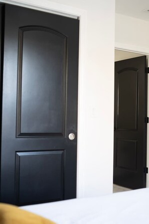 3 slaapkamers, een strijkplank/strijkijzer, gratis wifi, beddengoed