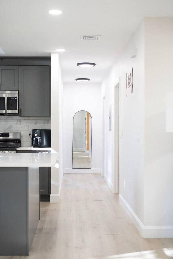 Een koelkast, een microgolfoven, een oven, een kookplaat