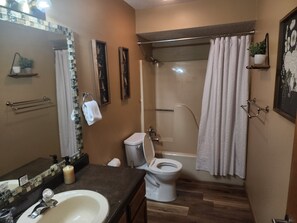 Dusj, hårføner og håndklær