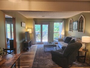 TV, books - 4BR Walk-in ~ Near SDC ~ 2 Pools ~ FREE TICKETS INCLUDED! (CR7/8) (Reeds Spring)