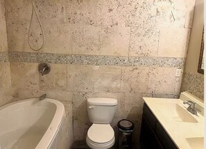 Haartrockner, Handtücher, Seife, Shampoo